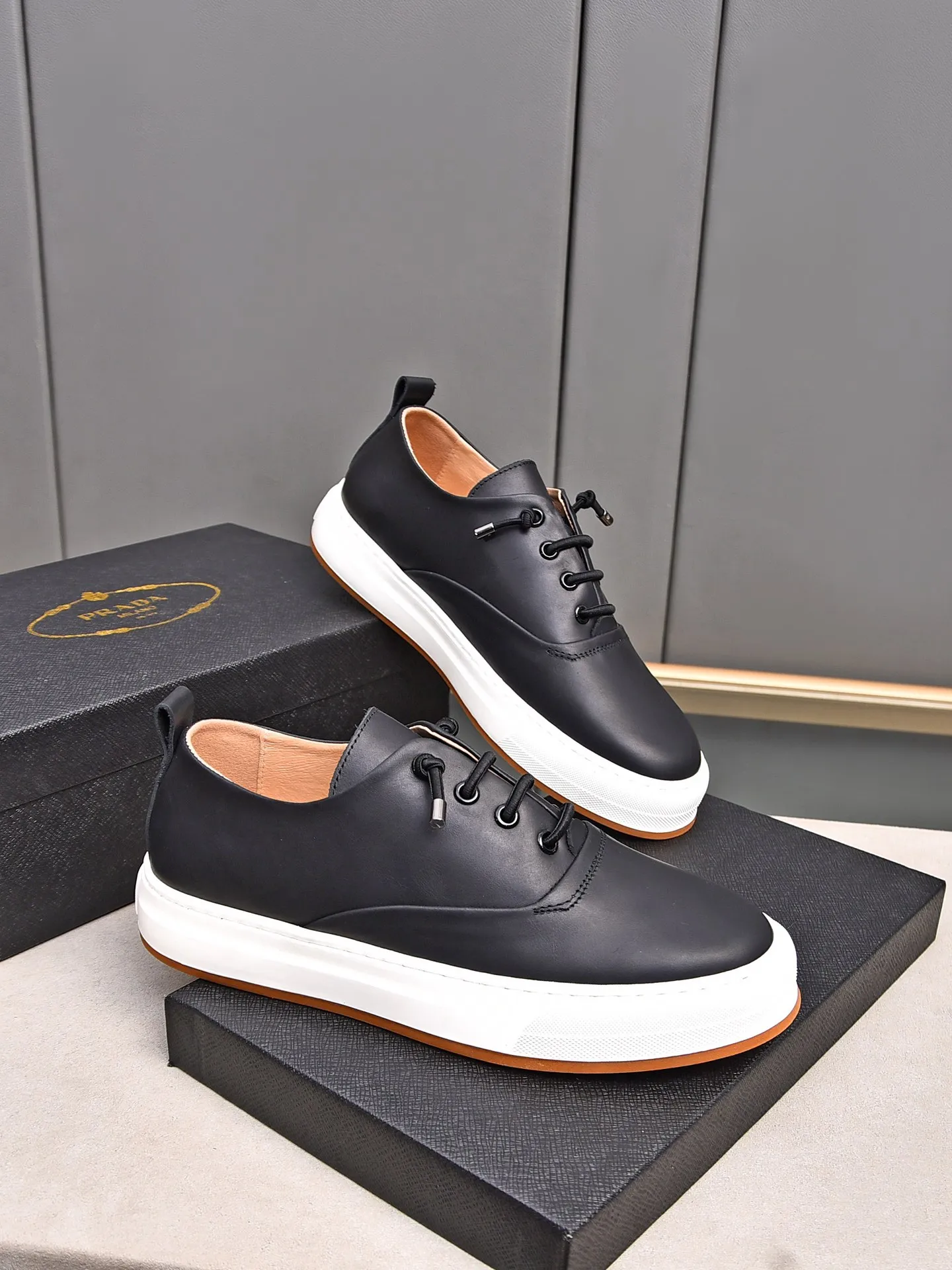 Men's Men's Shoes 💰440 [Top-grade butter leather] 🆕🔥New update🔥👟PRADA (Prada) new products are released, imported soft butter leather, fashionable to allow air to penetrate the entire shoe, Niu B's shoes [strong] bring an extremely comfortable and breathable feeling! Beautiful inside and out! Exquisite workmanship, 😌Code number: 38~44 (45 customized) Three colors to choose from.